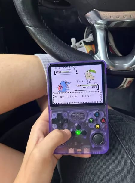 Consola portátil retro en uso durante un viaje en coche