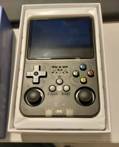 Consola portátil retro recién sacada de su caja