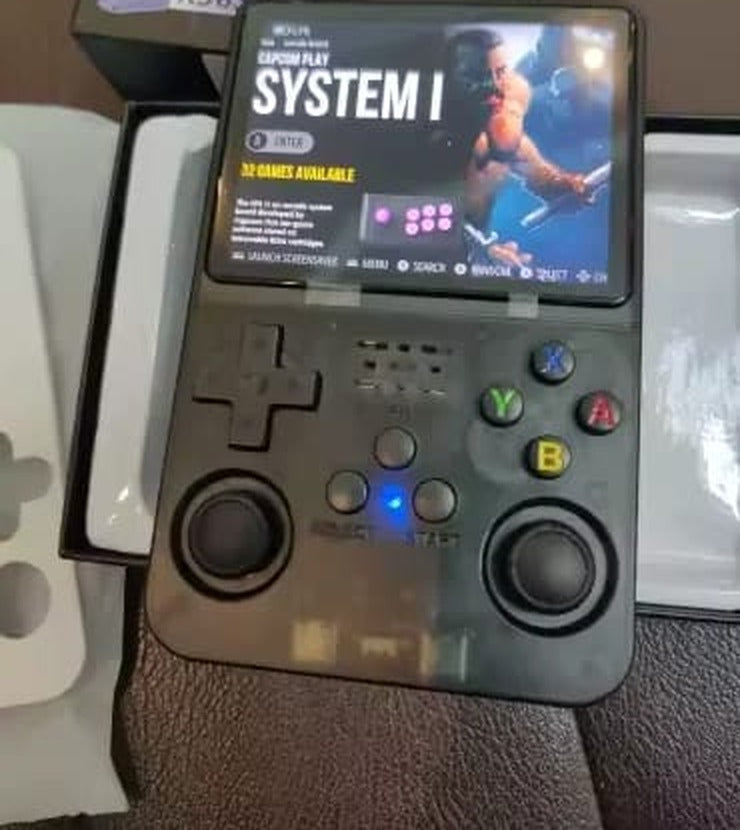 Consola portátil retro encendida en el menú de juegos